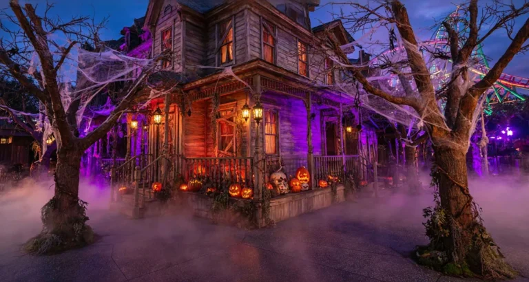 Halloween en parques de Orlando 2026: casa embrujada decorada con calabazas y luces en el evento Halloween Horror Nights de Universal Studios Florida