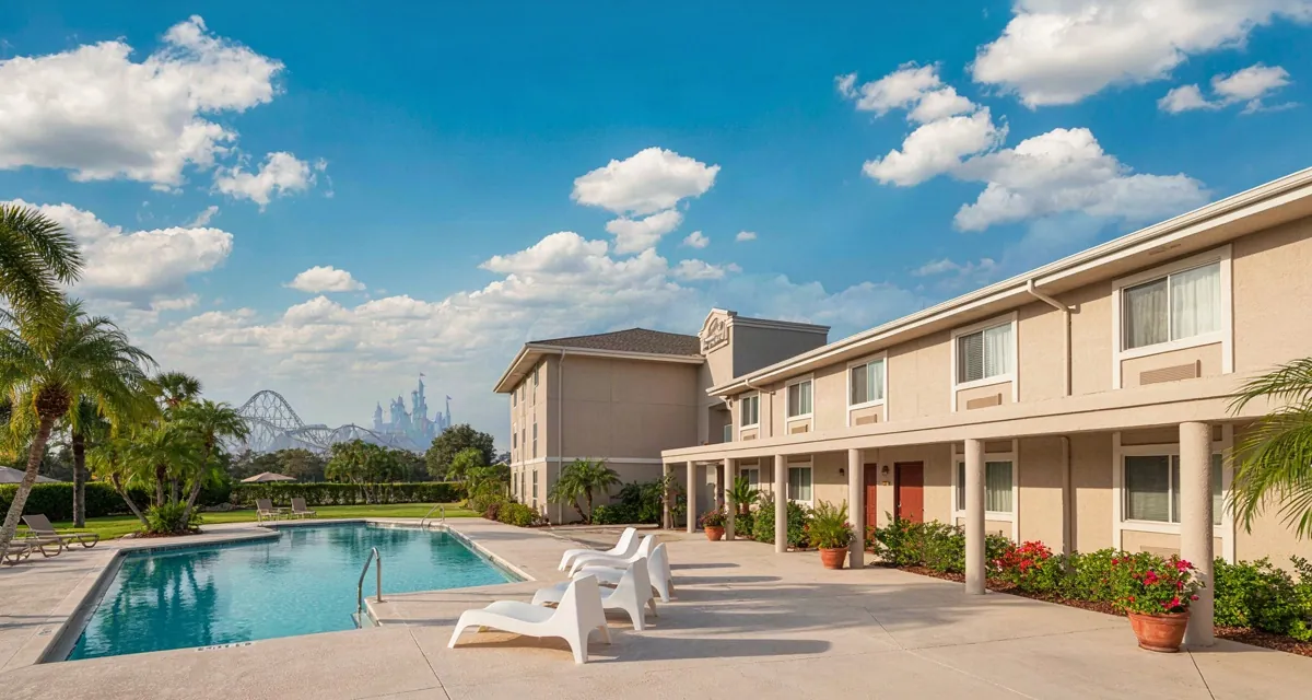 Hoteles cerca de Orlando Florida: piscina y fachada de un hotel económico en Kissimmee a minutos de los parques de Disney