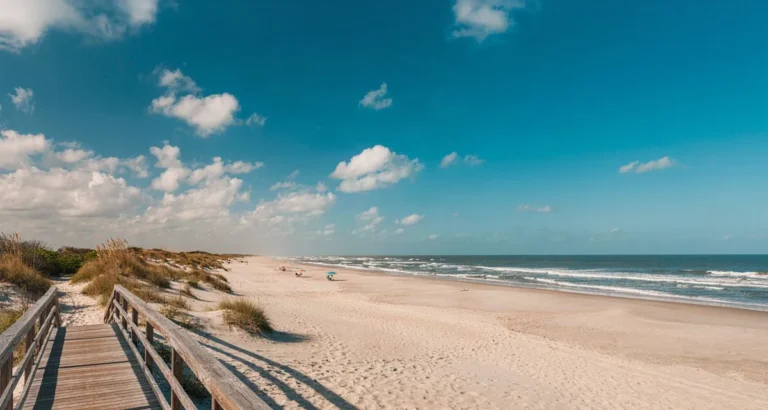 Mejores playas de Orlando Florida: arena clara y olas suaves con pasarela de madera en la costa atlántica cerca de Disney